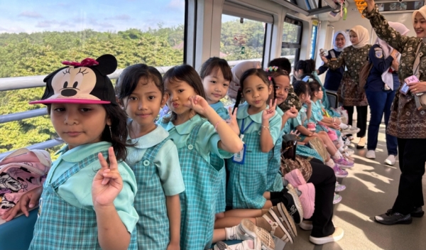 TK DAN PAUD PARAMOUNT SCHOOL MENDADAKAN EDU TRIP KE LRT PALEMBANG