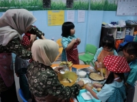 COOKING DAY KB & TK PARAMOUNT SCHOOL: SERUNYA MEMASAK BANANA CAKE BERSAMA GURU DAN TEMAN-TEMAN